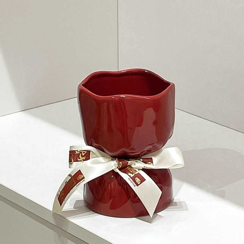 White Minimalist Ceramic Vase